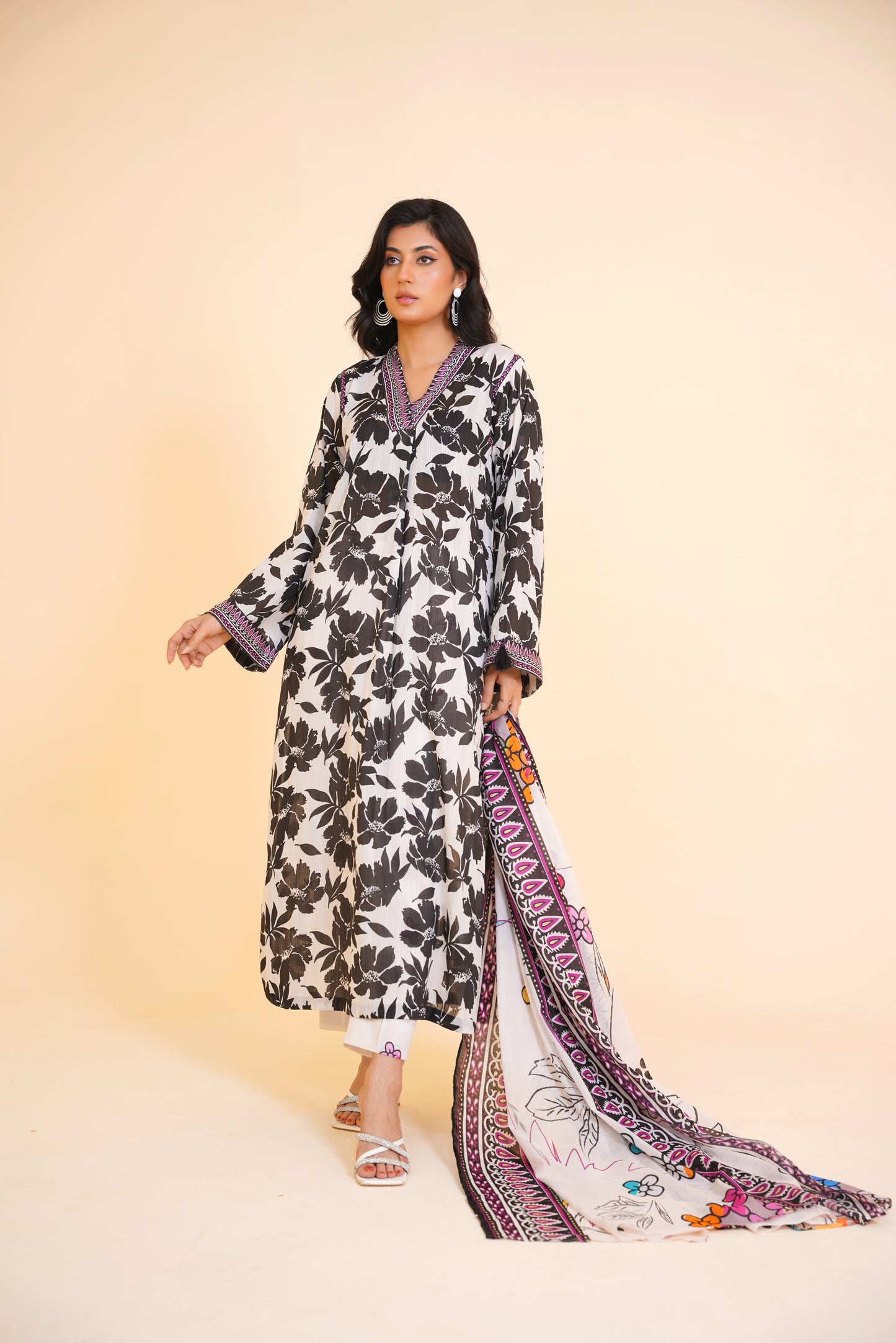 Monochrome Muse – Black & White Floral 3 Piece Printed Lawn Suit