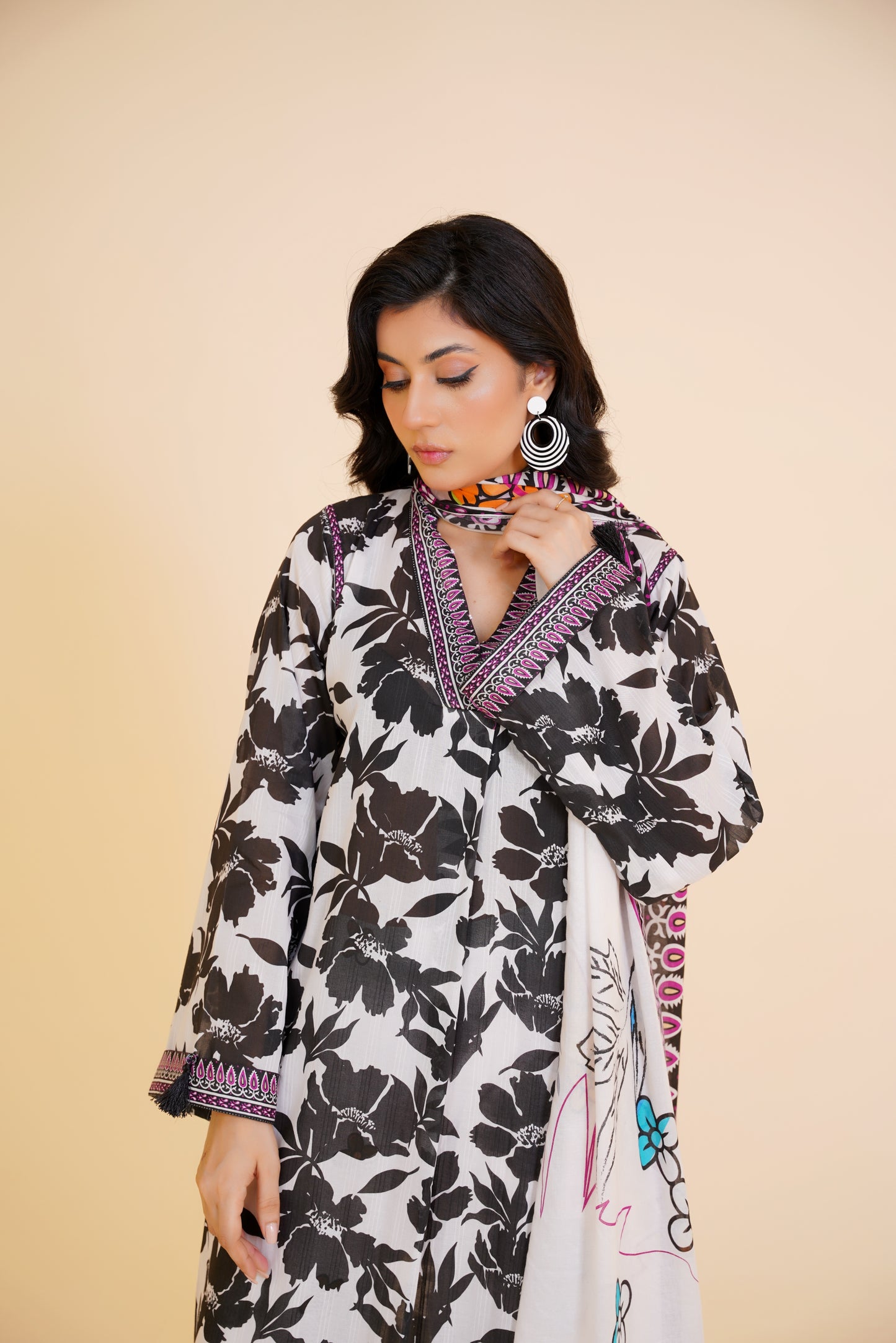 Monochrome Muse – Black & White Floral 3 Piece Printed Lawn Suit